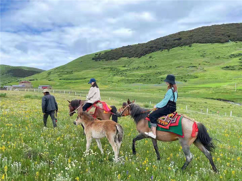 游客在祝?；êｓw驗騎馬  任剛.jpg