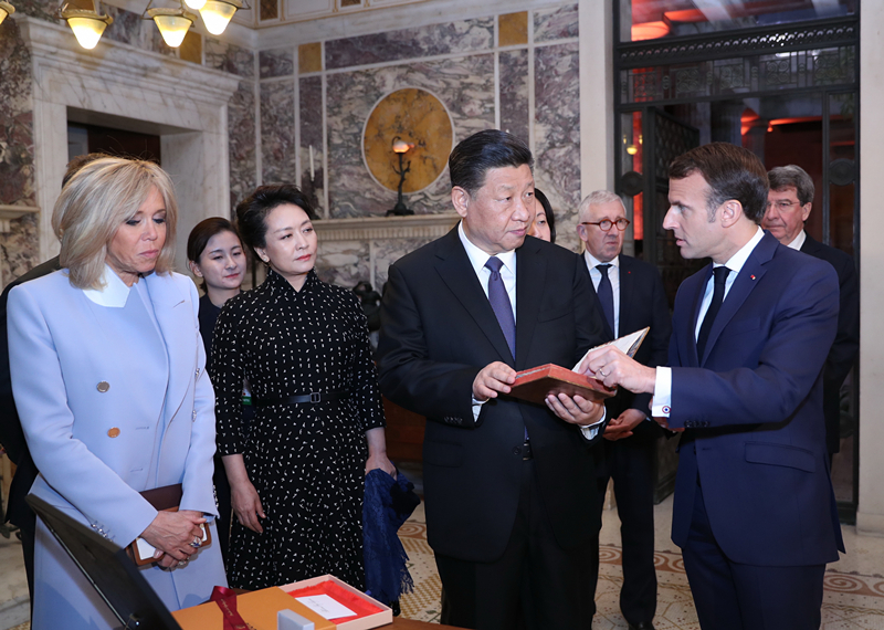 2019年3月24日，習(xí)近平在法國(guó)尼斯會(huì)見(jiàn)法國(guó)總統(tǒng)馬克龍。會(huì)見(jiàn)前，馬克龍向習(xí)近平贈(zèng)送1688年法國(guó)出版的首部《論語(yǔ)導(dǎo)讀》法文版原著。