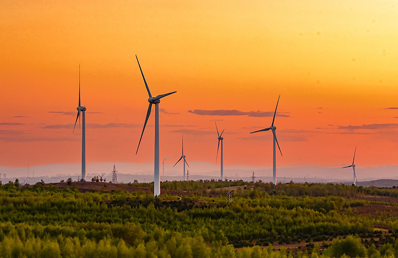2023年5月23日清晨拍攝的內(nèi)蒙古興安盟烏蘭浩特市呼和馬場風(fēng)力光伏發(fā)電場內(nèi)的風(fēng)機。