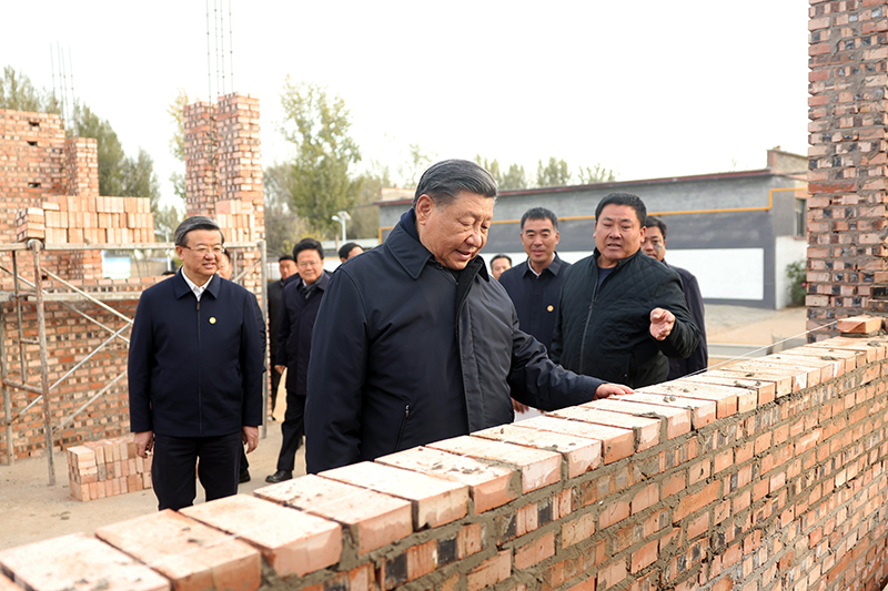 2023年11月10日，習近平總書記在河北保定涿州市刁窩鎮(zhèn)萬全莊村房屋重建施工現(xiàn)場考察。