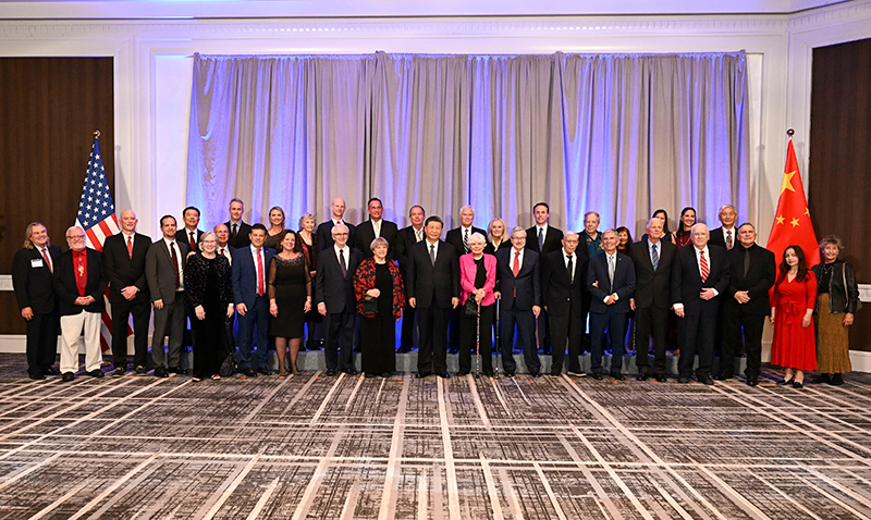 這是美國(guó)友好團(tuán)體聯(lián)合歡迎宴會(huì)開(kāi)始前，習(xí)近平主席會(huì)見(jiàn)飛虎隊(duì)和史迪威將軍后人、鼓嶺、艾奧瓦州、華盛頓州等方面友好人士代表，同他們親切交談并合影留念。