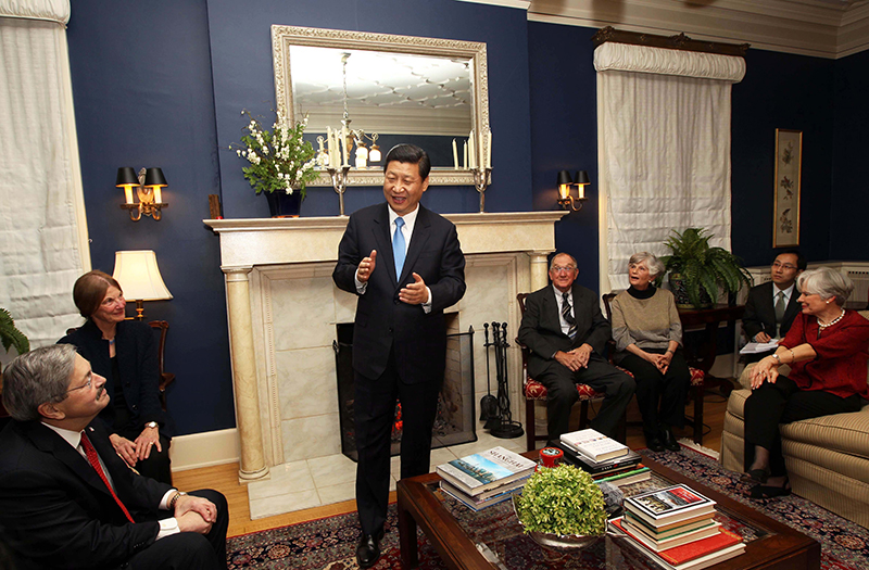 習(xí)近平2012年訪美時(shí)與老朋友敘舊場(chǎng)景。