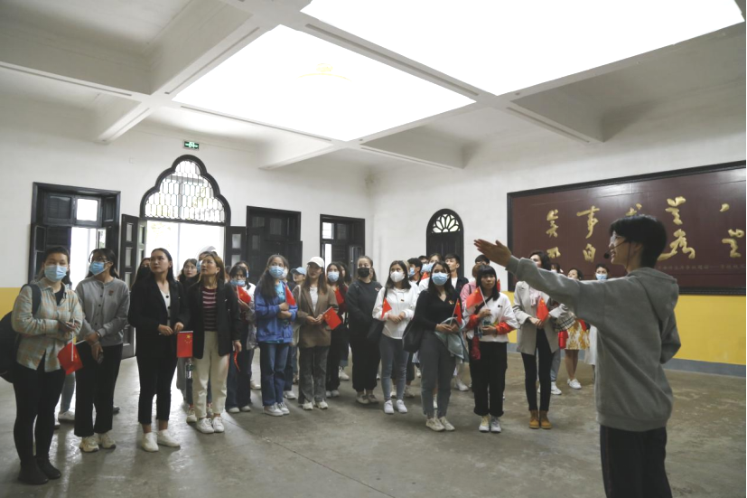 2021年5月20日，在喜迎中國共產(chǎn)黨建黨100周年之際，我校開展了少數(shù)民族學(xué)生“學(xué)黨史、感恩黨、跟黨走”紅色研學(xué)活動。