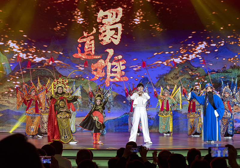 2023年10月13日，成都，“把青春華章寫在祖國大地上”大思政課網(wǎng)絡(luò)主題宣傳和互動引導(dǎo)活動在四川大學(xué)舉行。