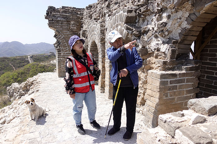 在明長城遺址上，梅景田給外甥女劉紅巖講述長城故事。