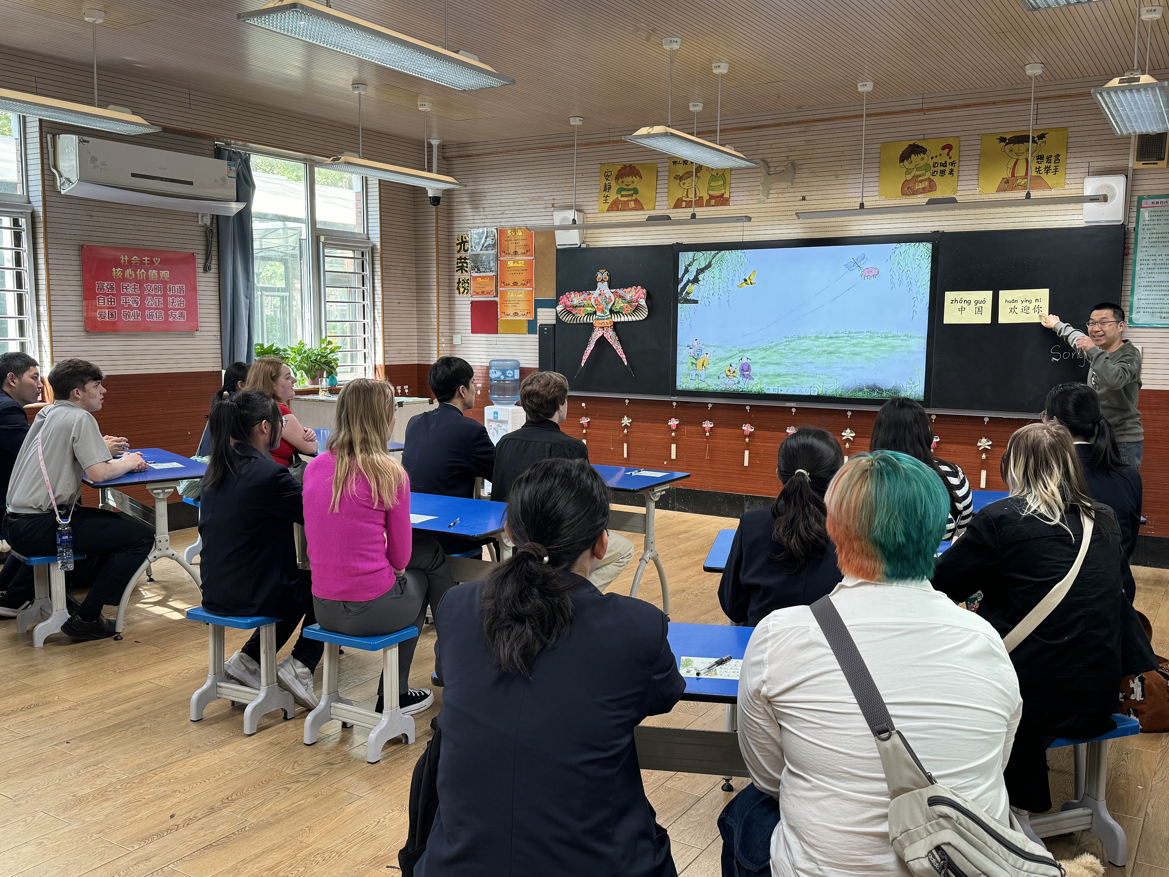 2024年4月20日，美國(guó)艾奧瓦州馬斯卡廷高中“友誼傳承”研學(xué)團(tuán)來(lái)到石家莊外國(guó)語(yǔ)學(xué)校，中美學(xué)生同上一節(jié)中文課。