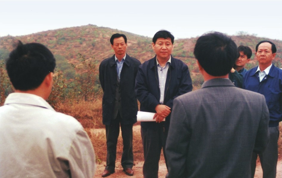 1999年11月，習(xí)近平在龍巖市長(zhǎng)汀縣河田水土流失治理區(qū)調(diào)研。圖源：《習(xí)近平在福建（下）》