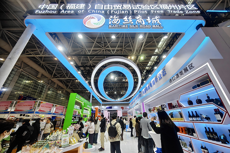 2024年3月18日，第四屆中國跨境電商交易會在福建福州開幕。展會聚焦“鏈接跨境全流域 共建電商新生態(tài)”，集聚全國80余個外貿(mào)產(chǎn)業(yè)帶的上千家供應(yīng)鏈企業(yè)。