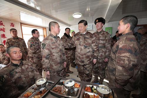 2014年1月26日中午，習(xí)近平來到連隊(duì)食堂，同戰(zhàn)士們一起用餐。新華社記者 李剛 攝