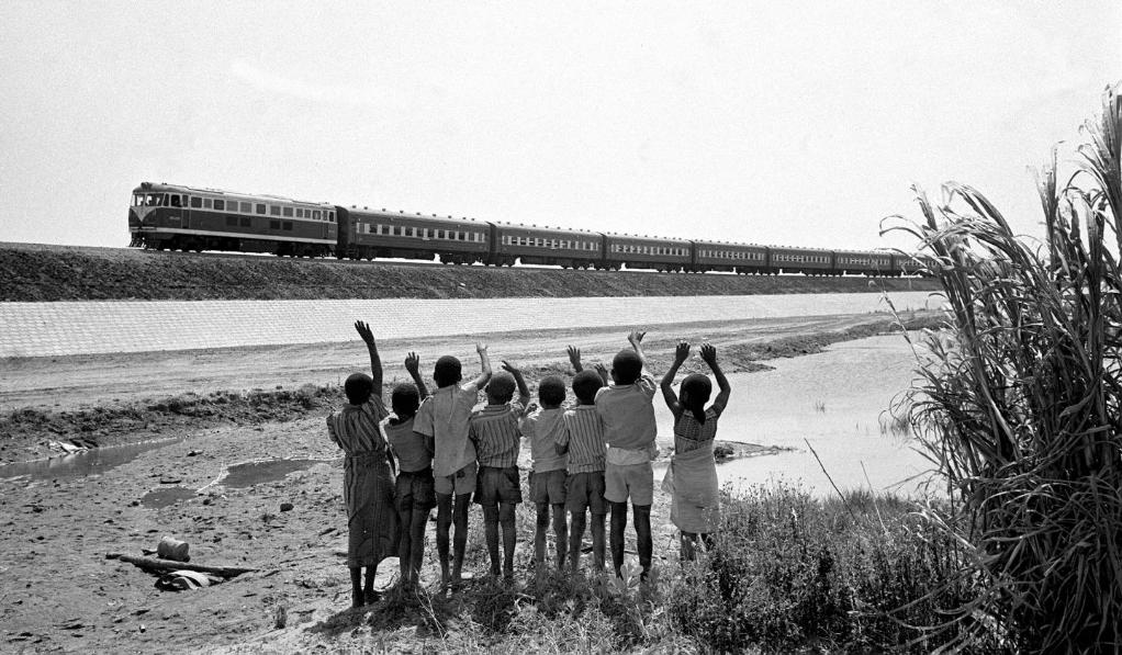 贊比亞魯西瓦西湖畔的少年兒童歡迎坦贊鐵路的列車通到他們的家鄉(xiāng)（1976年攝）。
