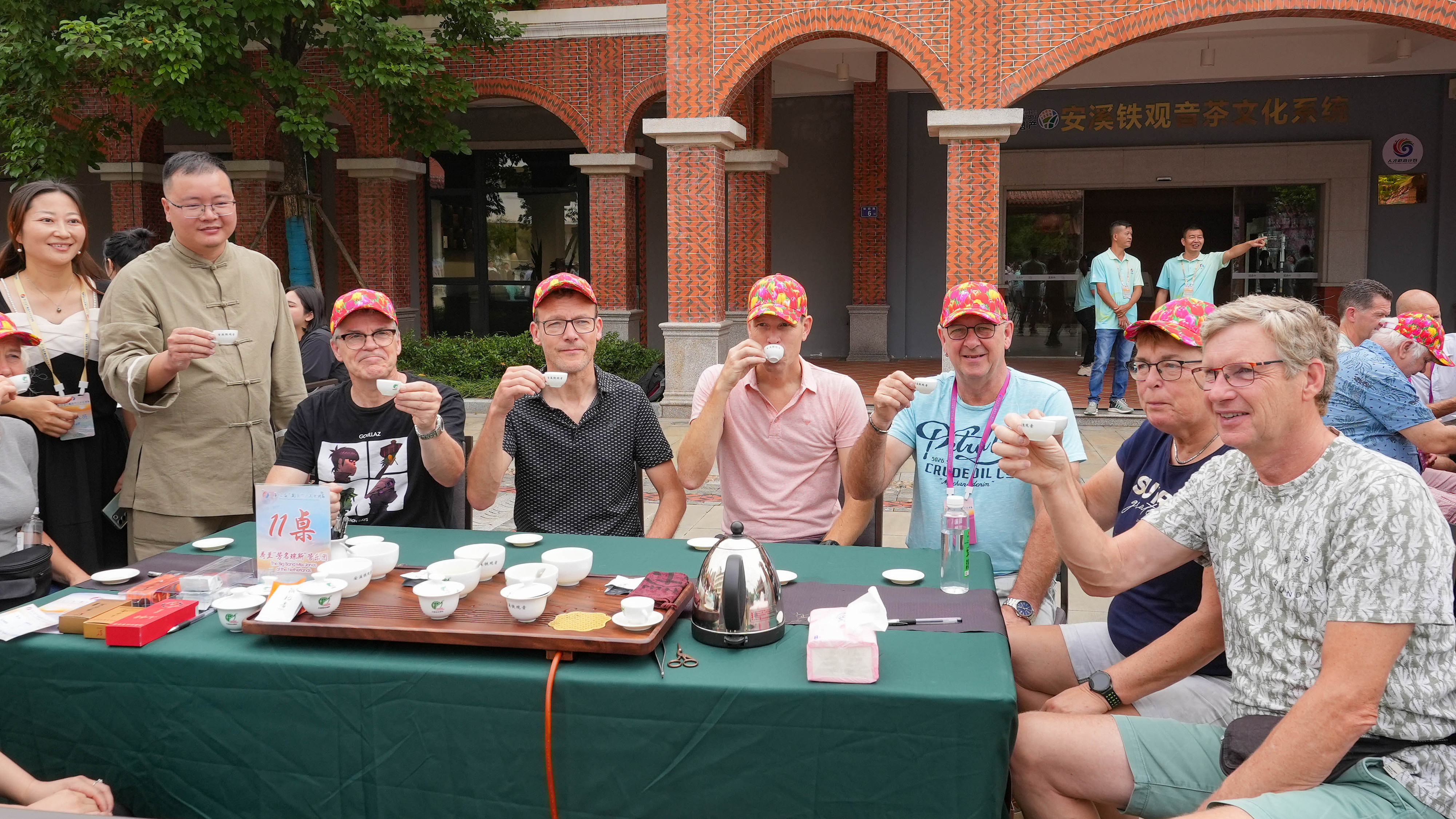 △2023年10月4日，福建泉州，外國人品中國茶。